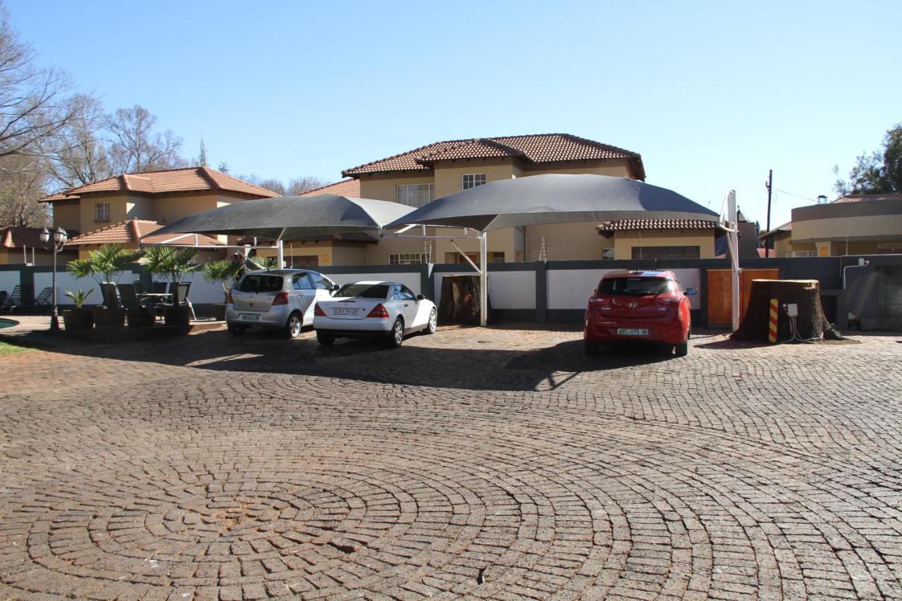 The Oak Potch Guesthouse Potchefstroom Bagian luar foto